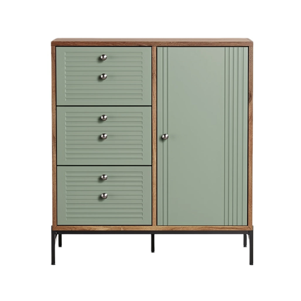 Nieuwe moderne kast met groene panelen en metalen handgrepen.